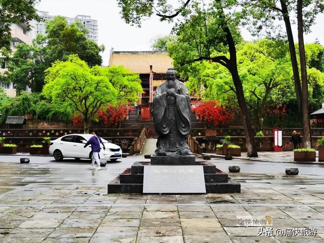 雨中漫步乐山城