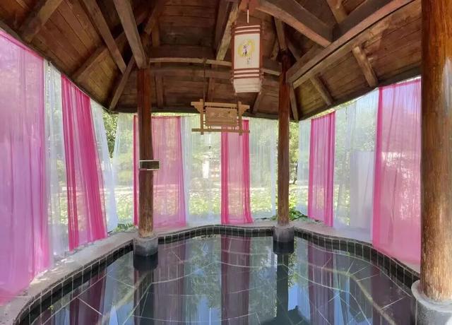 降温天的终极浪漫，是泡进一池温泉里