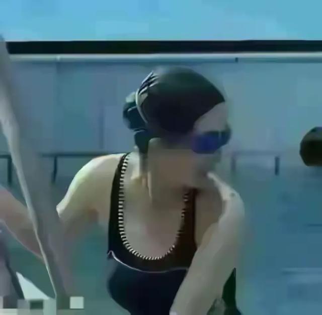 杨幂游泳时太赞了 穿上泳衣凸显完美身材被勾勒出来 美到移不开眼