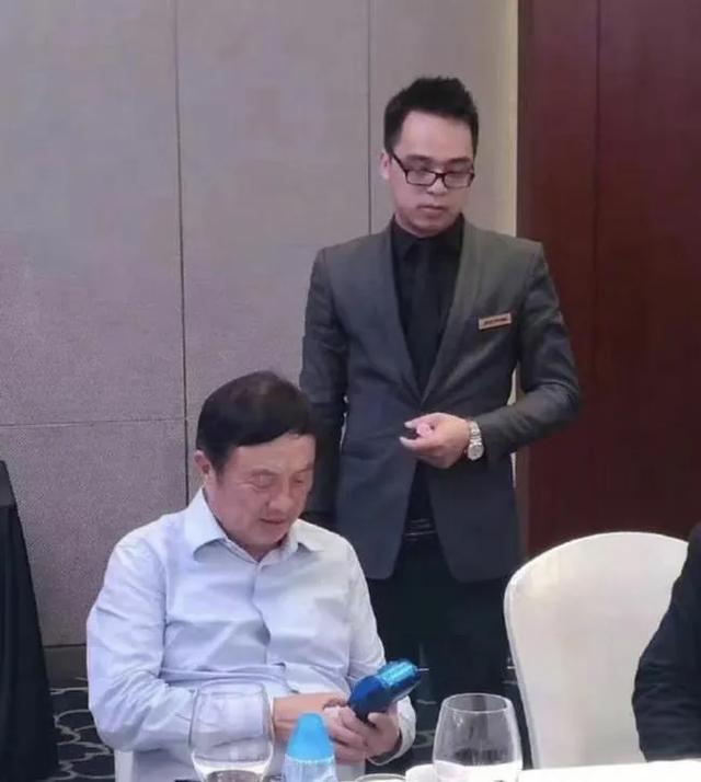 任正非和顾问吃饭，教授悄悄买了单，任正非让餐厅退钱后亲自刷卡