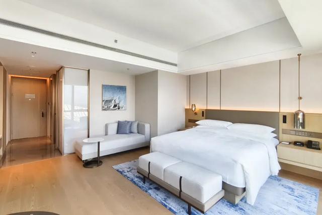 厦门这家新开业的万怡，泳池堪比W！就在五缘湾对面，海景绝了