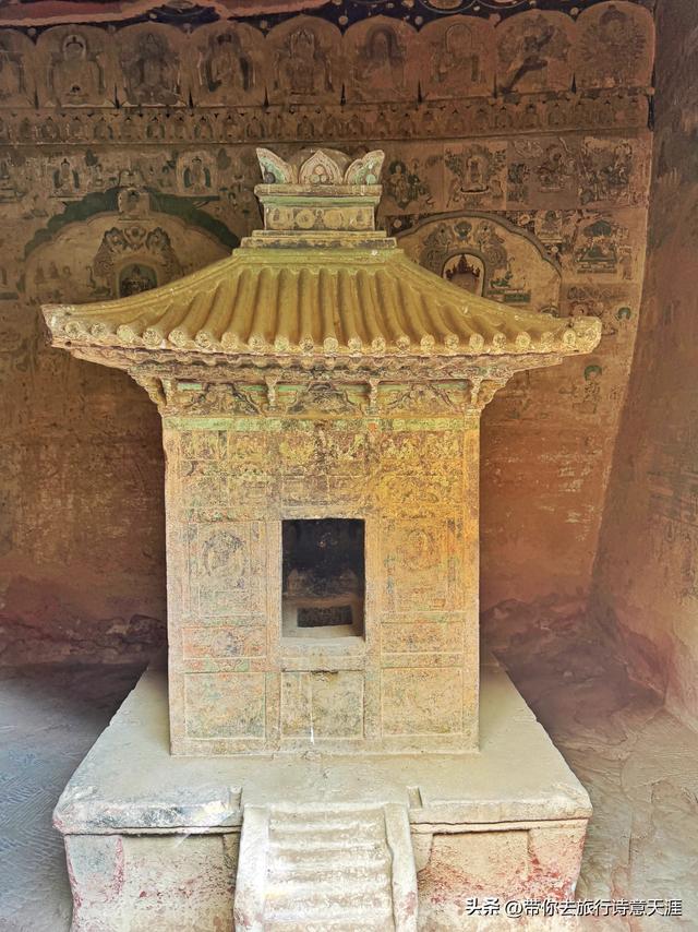 炳灵寺石窟造像跨越千年，石雕泥塑共有，佛道共存