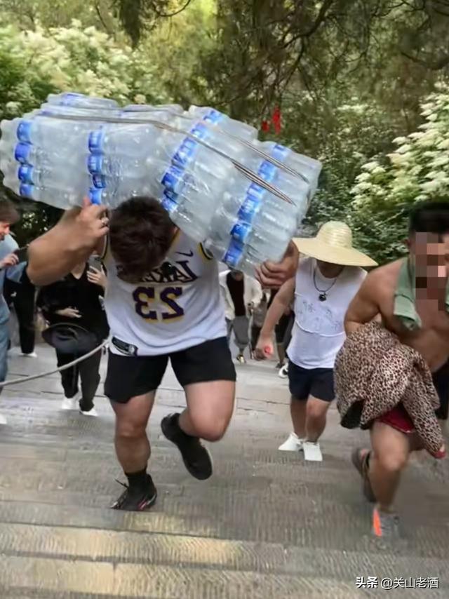 泰山挑山工，一趟120斤，健身博主直言：这活一般人就不要想了