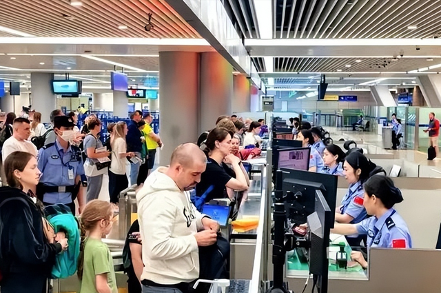 美国出重拳！H1B政策让全球知识分子遇冷，中国一招迎来转机