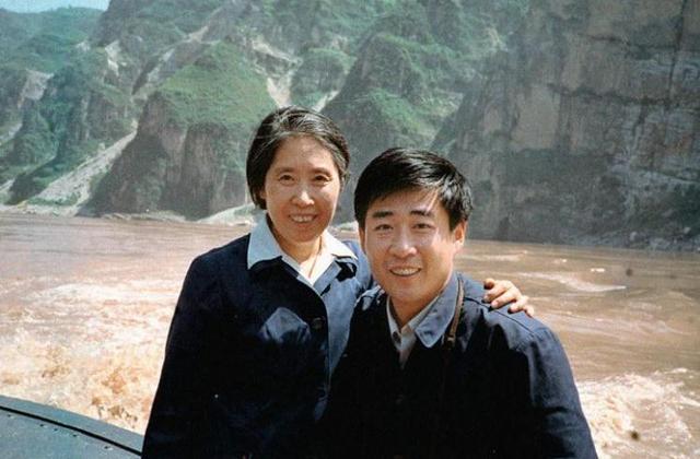 1984年，王光美来到河南和当县长的儿子刘源，留下一张珍贵的合影