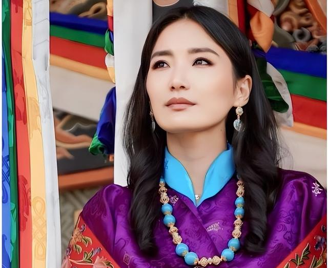 不丹佩玛王后置装费逐年上涨，披四爪龙披肩，拎爱马仕穿贝嫂高定