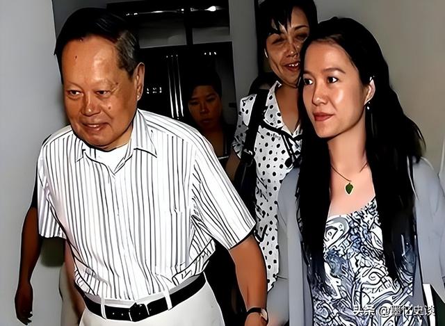 没孩子也没遗产，照顾杨振宁21年，冷冻9颗卵子的翁帆图个啥？