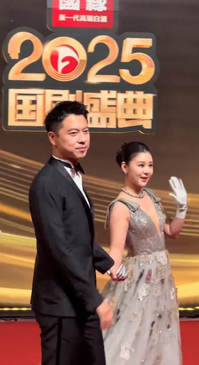 炸屏！王雷李小萌夫妇牵手国剧盛典晚会，夫妻恩爱画面被网友夸爆