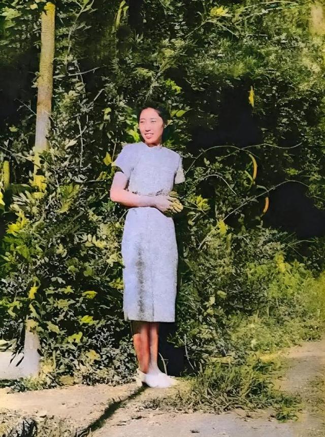 王光美有多漂亮？1940年，19岁的王光美在大学留影，气质不凡