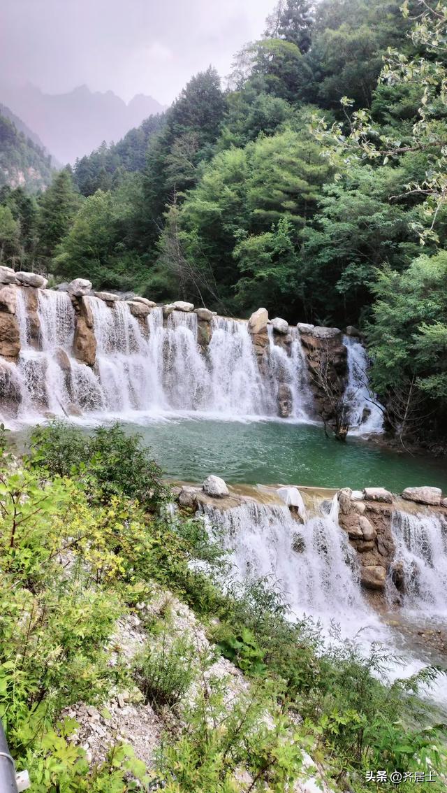 游览西北“小九寨”官鹅沟