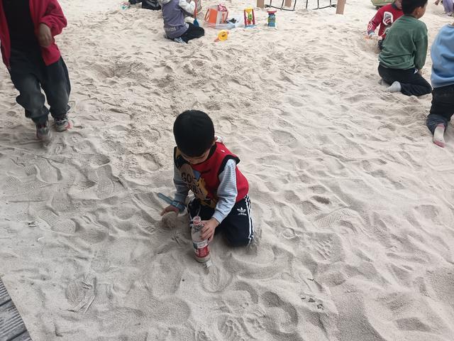 德阳市东湖山公园，周末沙池挤爆了！这遛娃顶流挖沙铲都抢不上