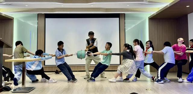 与机器狗互动、操控无人机，南京市同仁小学科创研学太酷了！