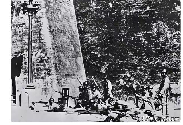 老蒋临死都想不到，最大的卧底不是吴石，而是天天陪他开会的他！