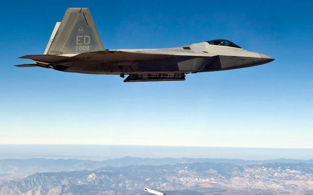 美国空军很“绝望”，中国歼36飞跃2万米高度，F22连影子都够不到