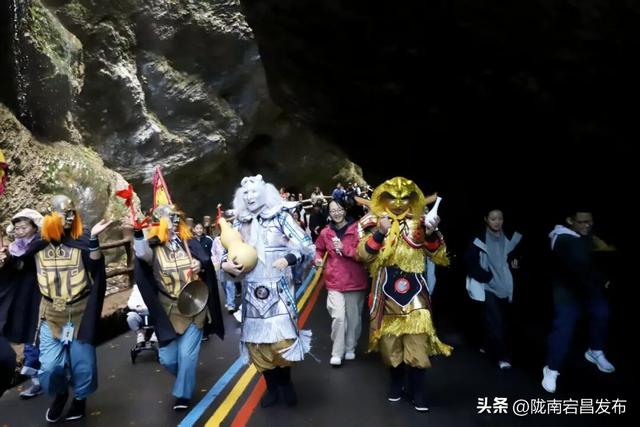 国庆假期第二天，官鹅沟迎来旅游高峰