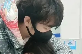 山东女子害怕打针，弟弟拥抱摸头安慰，护士：看着感觉不太合适图片