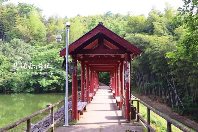 浙江宁波的4A级风景区，峡谷瀑布成为亮点，清静凉爽游玩很惬意
