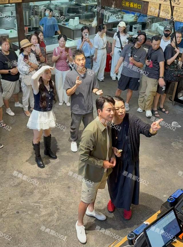 倪萍怎么变成这样了？她脸很僵嘴唇很厚鼻孔变大， 一脸横肉不面善