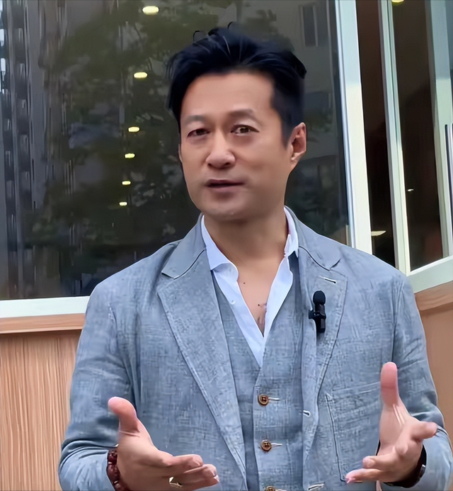 53岁仍未婚，有北京户口却为母亲定居青岛，谭凯坦言从没后悔过