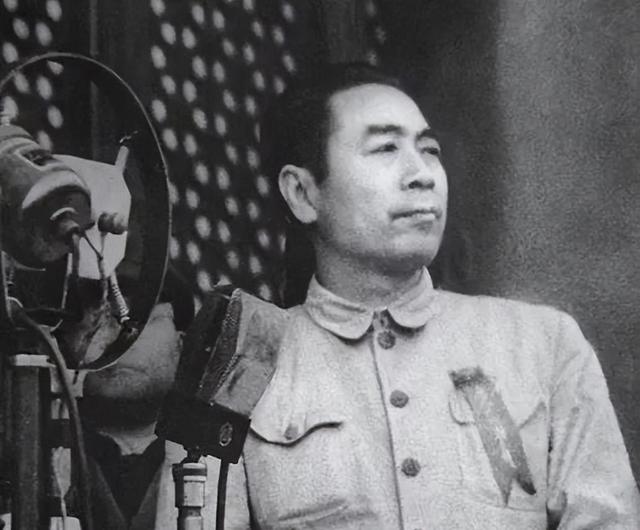 开国大典，她扶毛主席登天安门功成身退，周总理叫住：你站我身边
