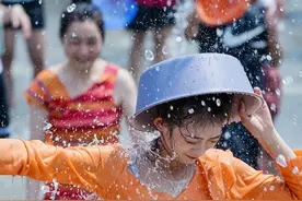 “玩水装备”热销！泼水节将至，昆明游玩攻略→图片