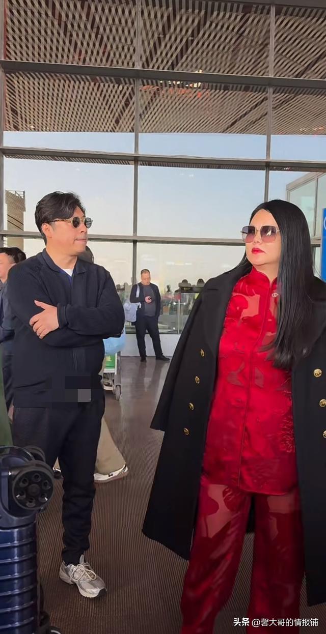 李湘和前夫王岳伦一起回北京，湘姐一身红衣 完美演绎 “豪横”一词