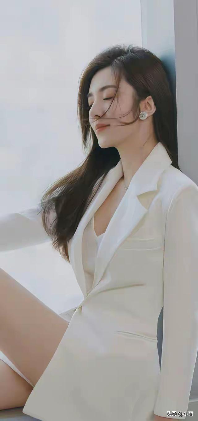 王晓晨前凸后翘	，大白兔饱满，超爱了，这般魅力谁能不爱？