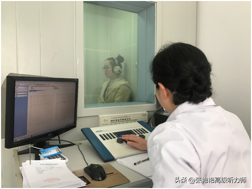 除了价格，购买助听器还需要考虑哪些因素？