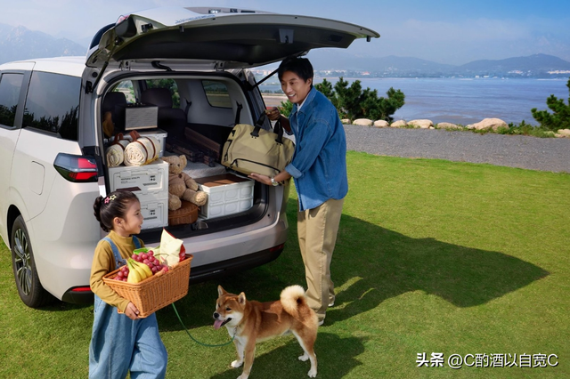 宏光MINIEV玩转都市	，缤果星光卖爆家庭：五菱新能源凭啥这么火？