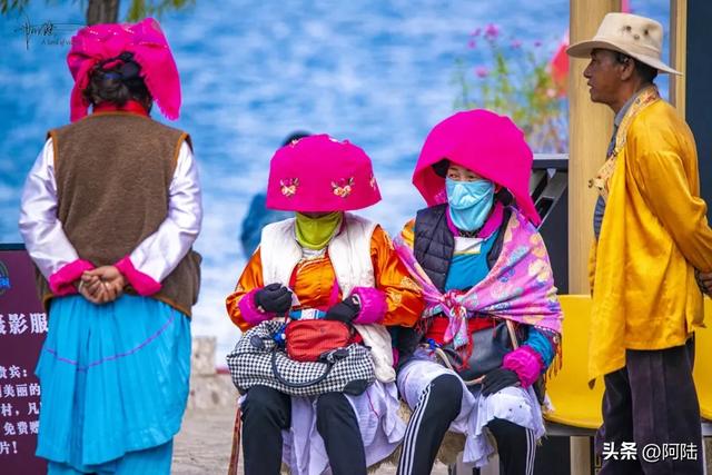 一边云南一边四川，于是泸沽湖被一分为二，成了两个4A级景区