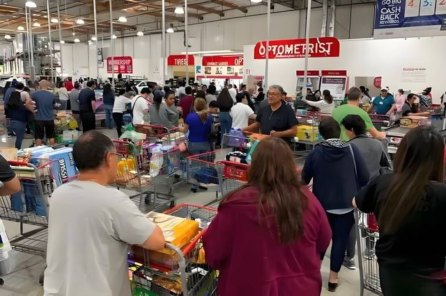 美国重兵围向伊朗，消费者指数却创12年新低	，经济危机无法避免？