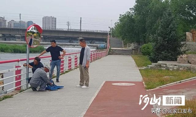 张家口市清水河滨河公园安装广角镜消除骑行盲区