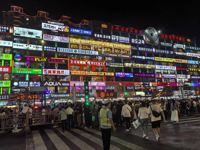 延边大学网红墙:光影燃动城市夜,烟火照亮文旅潮