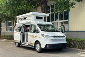 漂亮又实用的小房车，代步旅行都能用，适合夫妻两人自驾游！图片