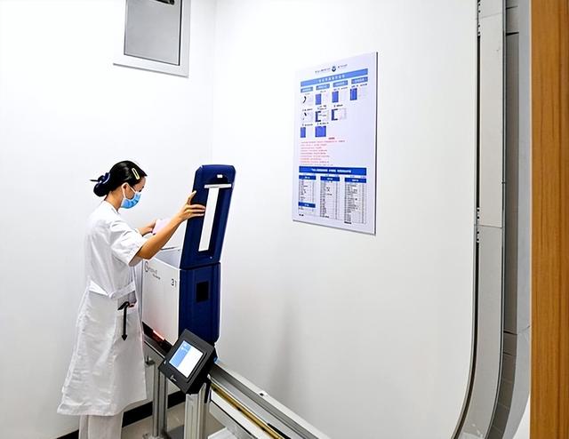 千亿市场催生 AI 医生，专家分身效率倍增，安全标准是核心