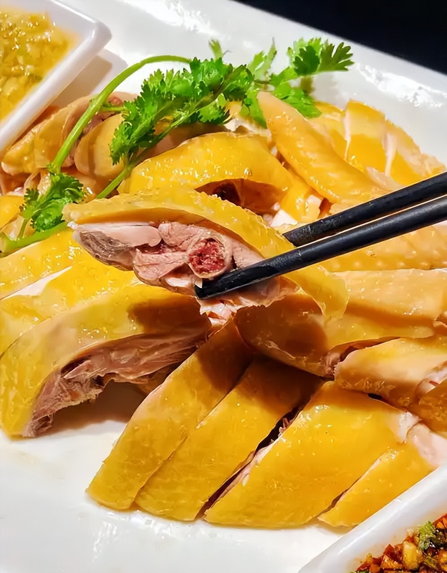 比赛输广东白切鸡可不能输！菜好不好吃谁说的算，评论区两极分化