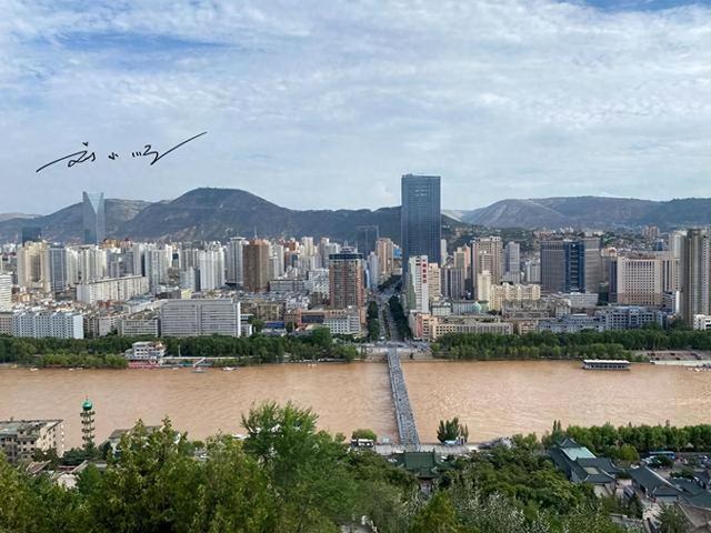 兰州机场“太离谱”！比上海浦东机场还远，竟要坐动车去坐飞机？