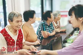 宜阳县解放路社区：发放“老年补助金” 让60岁以上老人领“月薪”图片