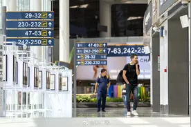 海口机场给值机柜台做防水预防图片