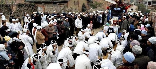 原来土葬比火葬更可怕，尸体下葬后的一个月，到底发生了什么？
