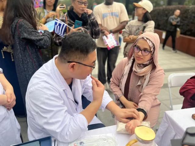 10国留学生当“文化推荐官”！曲阳社区国际文化嘉年华热力启幕