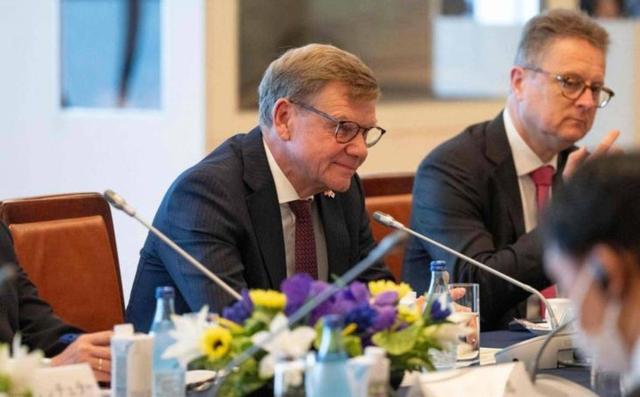 德国外长急电北京求和，王毅外长翻出旧账，一句话亮清对德红线