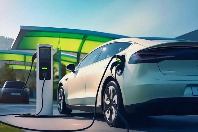 开油车的乐了，开电车的急了？2026油电新政落定，税费规则全变了