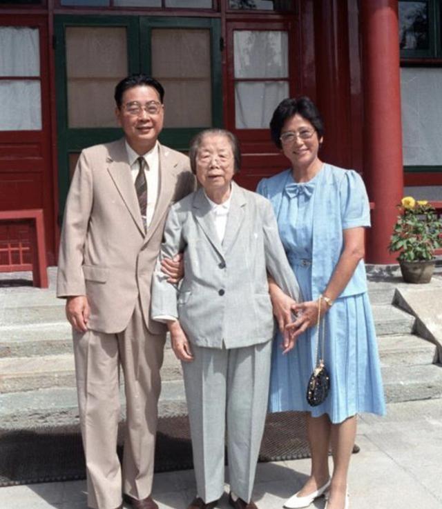 原国务院总理李鹏坦言：外界传闻我是周总理养子的说法，并不确切