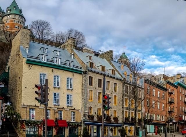 缺氧环境连呼吸都痛，这里生意却红火，这座边陲小镇藏着什么？