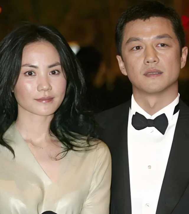 李亚鹏官宣离婚！欠4.5亿债租房三年，和好友阿那亚聚会满脸笑意