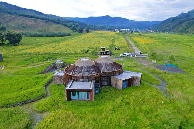 木兰围场有一处星空图书馆，获得国际建筑大奖，由吴彦祖亲手建造