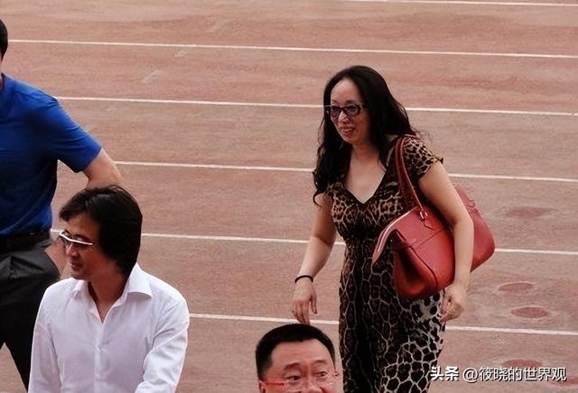 女首富戴秀丽：生活奢靡无度，丈夫有苦难言，离婚后带走100万