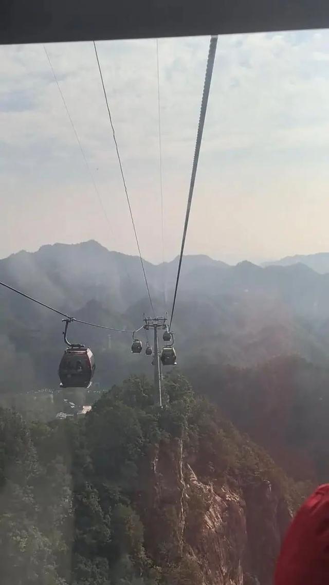河南老君山停电致游客被困缆车，现场大量人员排队等待，当地回应