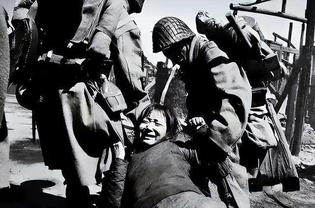 慰安妇控诉日军暴行，一个压在我身上，一个拉在我大腿上